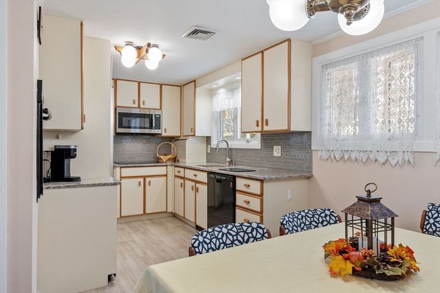 4 Anderson St, Peabody, MA 01960