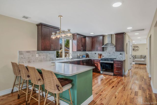 28 Vanderbilt Avenue, Babylon, NY 11702