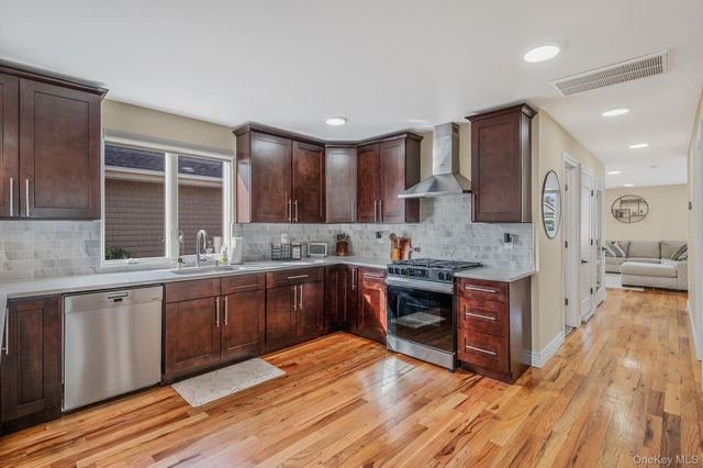 28 Vanderbilt Avenue, Babylon, NY 11702