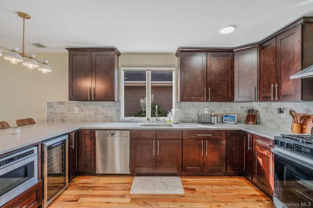 28 Vanderbilt Avenue, Babylon, NY 11702