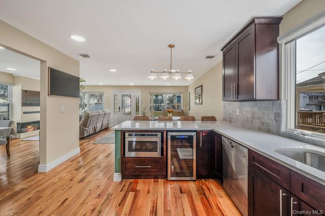 28 Vanderbilt Avenue, Babylon, NY 11702