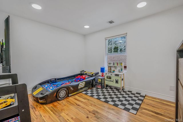 28 Vanderbilt Avenue, Babylon, NY 11702