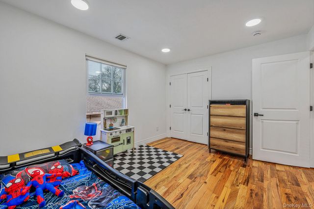 28 Vanderbilt Avenue, Babylon, NY 11702