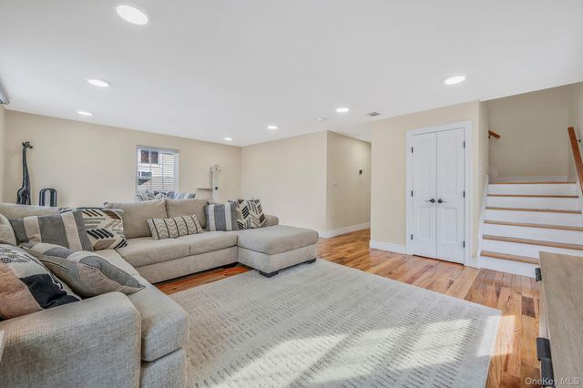 28 Vanderbilt Avenue, Babylon, NY 11702