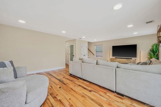 28 Vanderbilt Avenue, Babylon, NY 11702