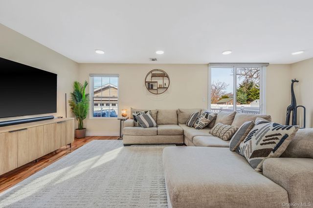 28 Vanderbilt Avenue, Babylon, NY 11702