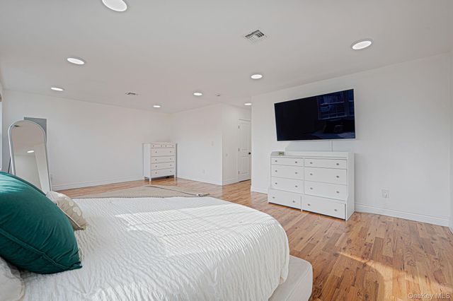 28 Vanderbilt Avenue, Babylon, NY 11702