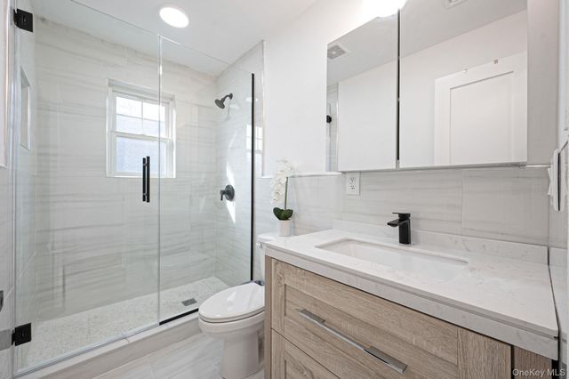 28 Vanderbilt Avenue, Babylon, NY 11702