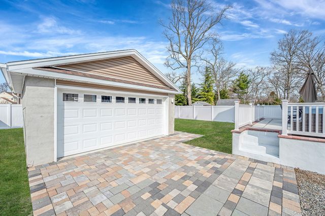 28 Vanderbilt Avenue, Babylon, NY 11702