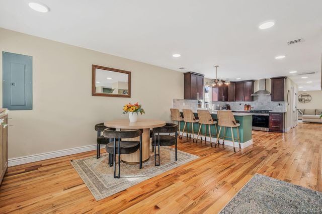 28 Vanderbilt Avenue, Babylon, NY 11702