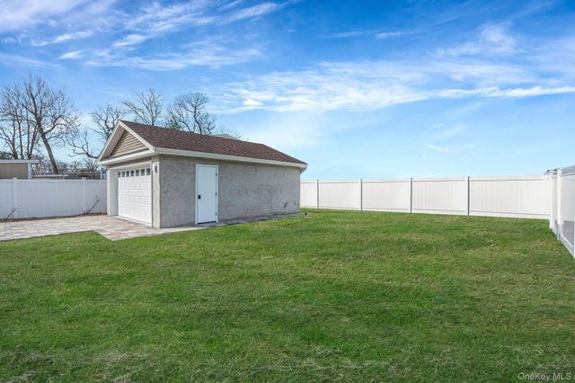 28 Vanderbilt Avenue, Babylon, NY 11702