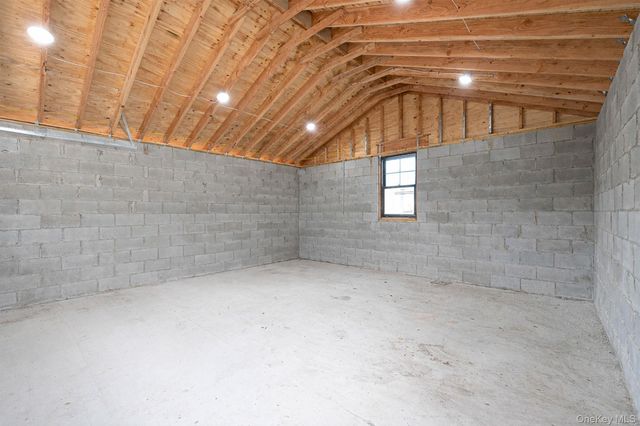 28 Vanderbilt Avenue, Babylon, NY 11702