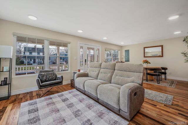 28 Vanderbilt Avenue, Babylon, NY 11702