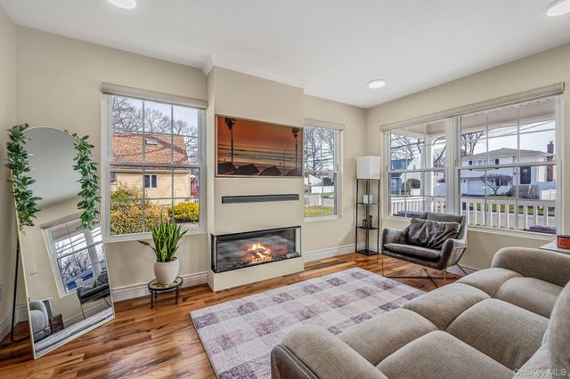 28 Vanderbilt Avenue, Babylon, NY 11702