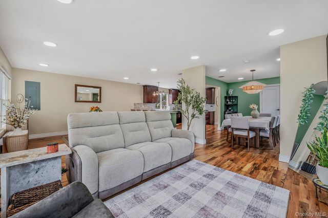 28 Vanderbilt Avenue, Babylon, NY 11702