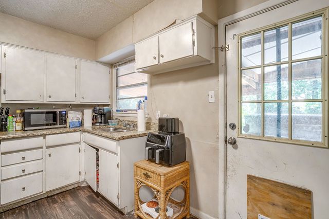 702 Lombardy Lane, Arlington, TX 76013