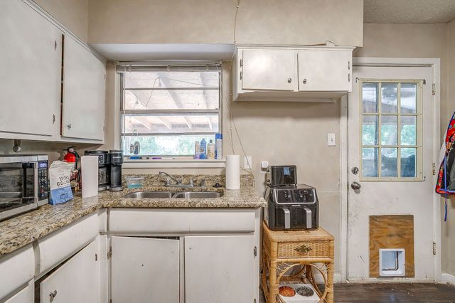 702 Lombardy Lane, Arlington, TX 76013