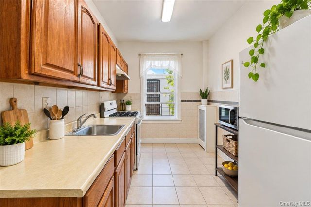 1385 Bronx River Avenue, Bronx, NY 10472