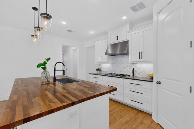 1340 Castalo LN, Leander, TX 78641