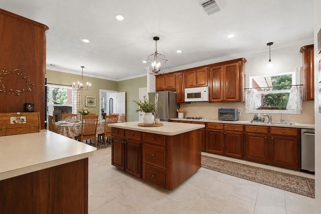 5064 Holleman Drive S, College Station, TX 77845