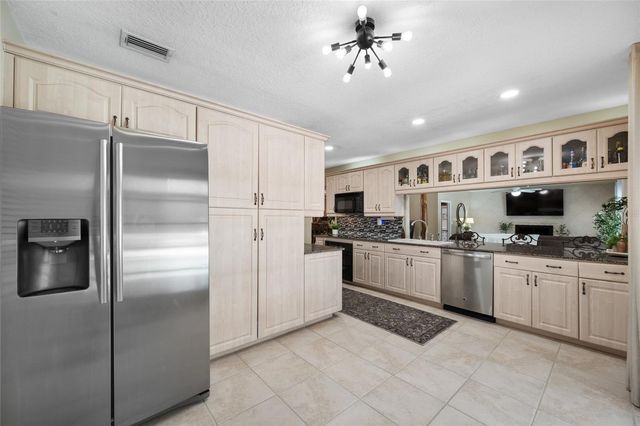 15314 LAKE MAGDALENE BOULEVARD, Tampa, FL 33618
