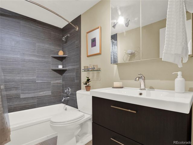 7958 S Roslyn Way, Centennial, CO 80112
