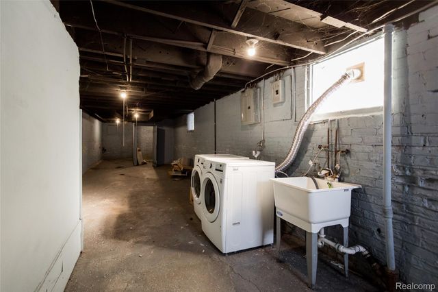 5435 Burns Street, Detroit, MI 48213