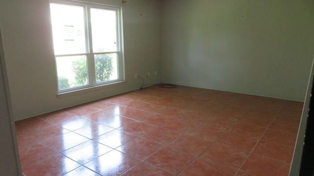 109 W Mountain Creek Drive 13, Grand Prairie, TX 75052