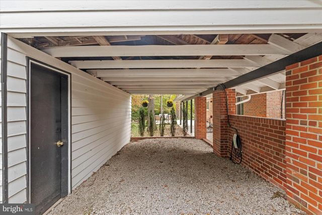 1301 GAHANT RD, Alexandria, VA 22308