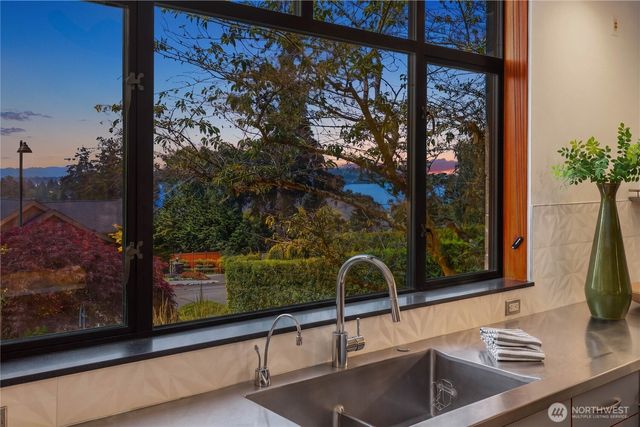 4218 92nd Avenue NE, Yarrow Point, WA 98004