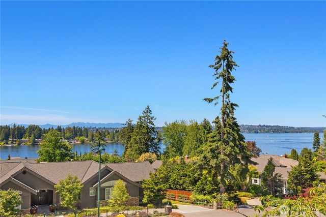 4218 92nd Avenue NE, Yarrow Point, WA 98004