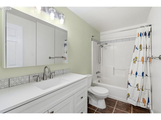 1450 W QUINALT St, Springfield, OR 97477