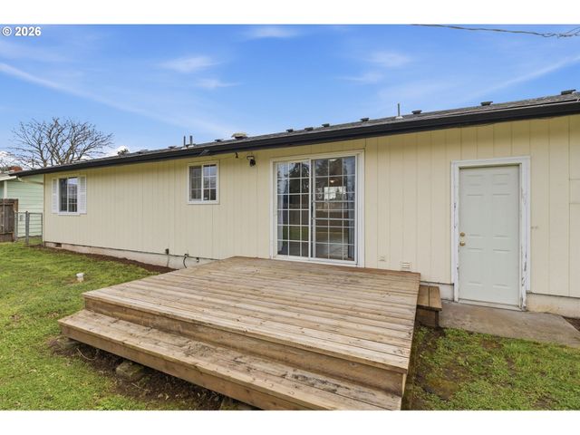 1450 W QUINALT St, Springfield, OR 97477