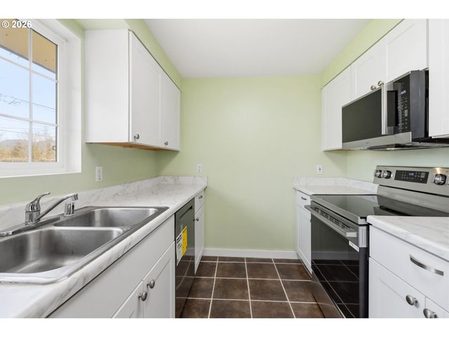 1450 W QUINALT St, Springfield, OR 97477