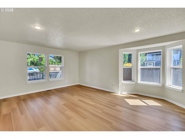 2617 Se CESAR E CHAVEZ Blvd, Portland, OR 97202
