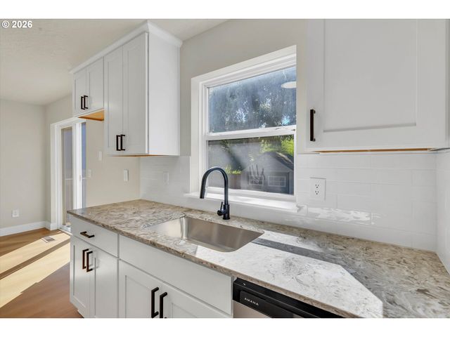 2617 Se CESAR E CHAVEZ Blvd, Portland, OR 97202