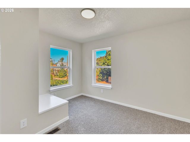 2617 Se CESAR E CHAVEZ Blvd, Portland, OR 97202