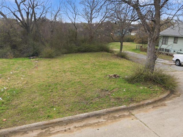 1060 E Oleander Street, Fort Worth, TX 76104