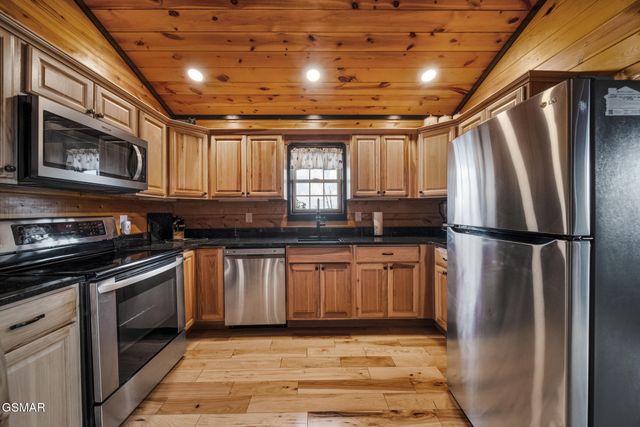 1156 Hemlock Drive, Gatlinburg, TN 37738