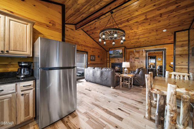 1156 Hemlock Drive, Gatlinburg, TN 37738