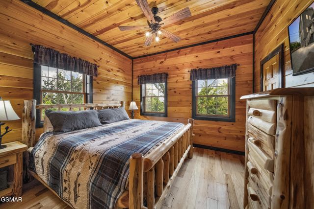 1156 Hemlock Drive, Gatlinburg, TN 37738