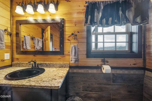 1156 Hemlock Drive, Gatlinburg, TN 37738