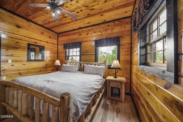 1156 Hemlock Drive, Gatlinburg, TN 37738