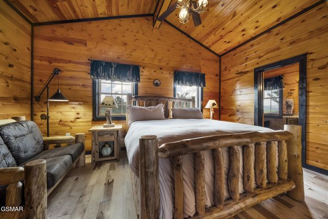 1156 Hemlock Drive, Gatlinburg, TN 37738