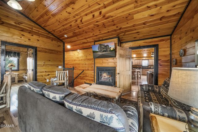 1156 Hemlock Drive, Gatlinburg, TN 37738