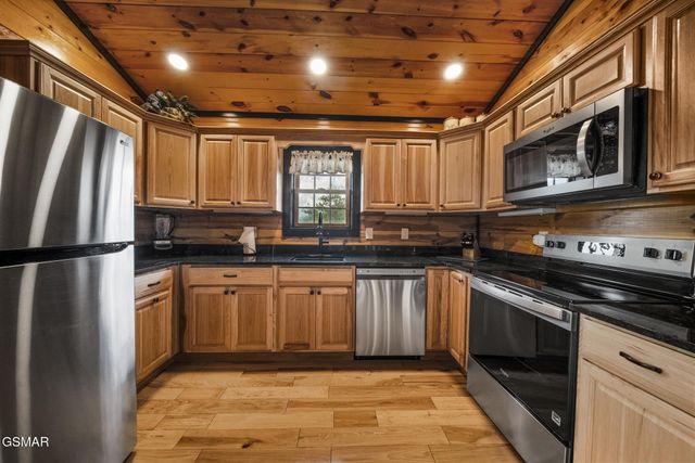 1156 Hemlock Drive, Gatlinburg, TN 37738