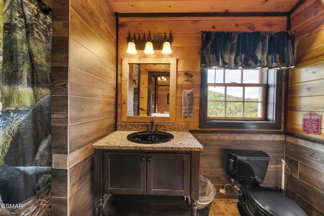 1156 Hemlock Drive, Gatlinburg, TN 37738