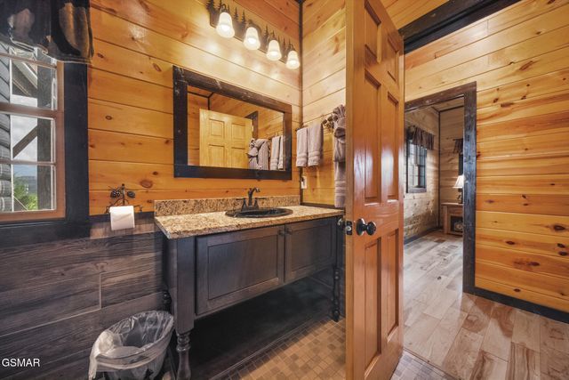 1156 Hemlock Drive, Gatlinburg, TN 37738