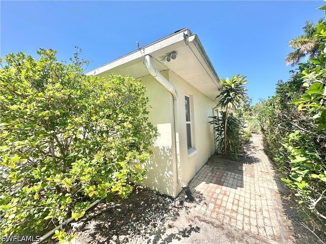 688 W Valley DR, Bonita Springs, FL 34134