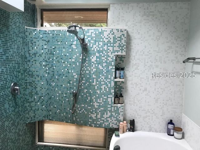 29 Myrtle Court E, Hilton Head Island, SC 29926